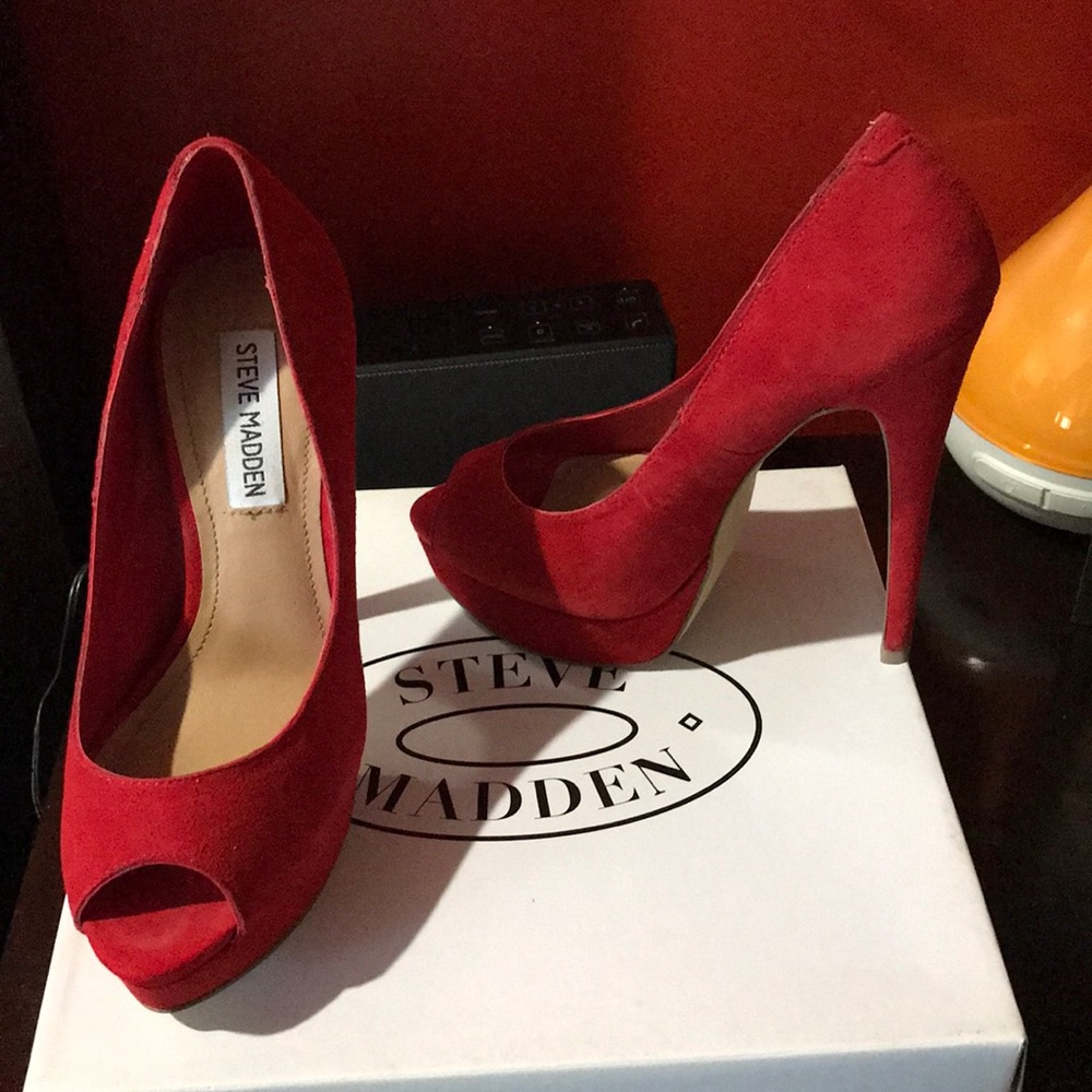Beautiful sexy suede red pumps